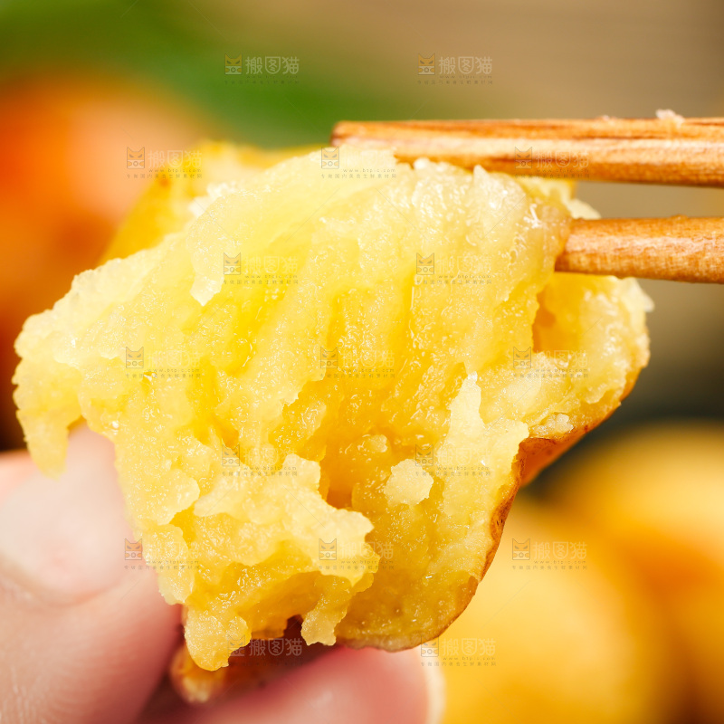 筷子上夹着冬枣果肉