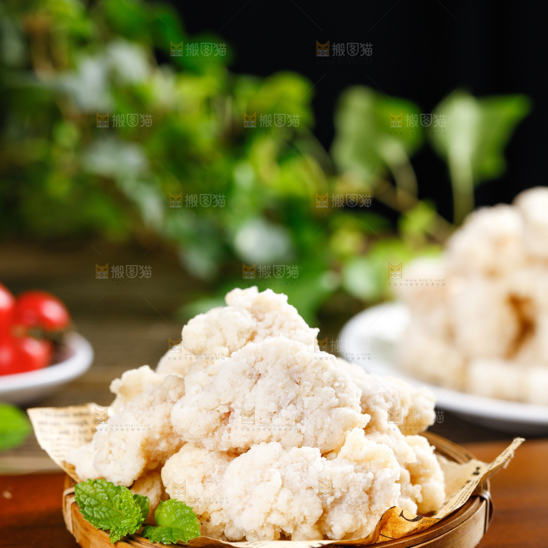 木板上篮子里的自制鸡米花