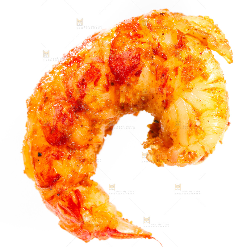 白底上放着熟食的虾尾