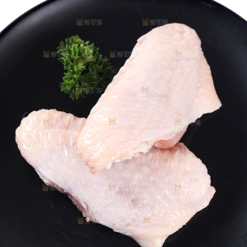 黑底上的生鲜鸡翅中