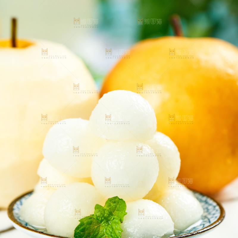 石盘里的秋月梨和一碟梨子果肉