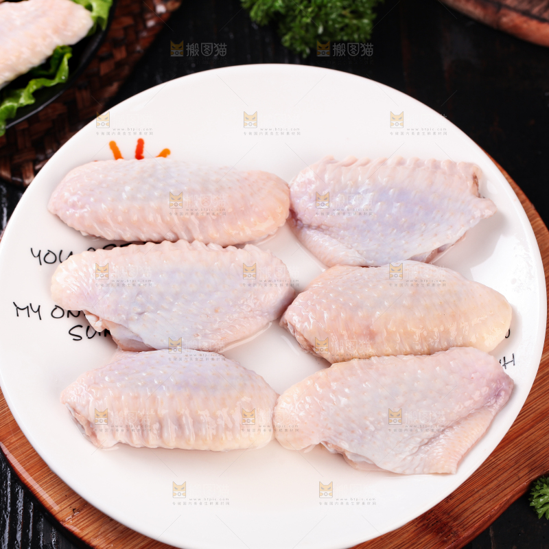 木板上放着一盘中翅