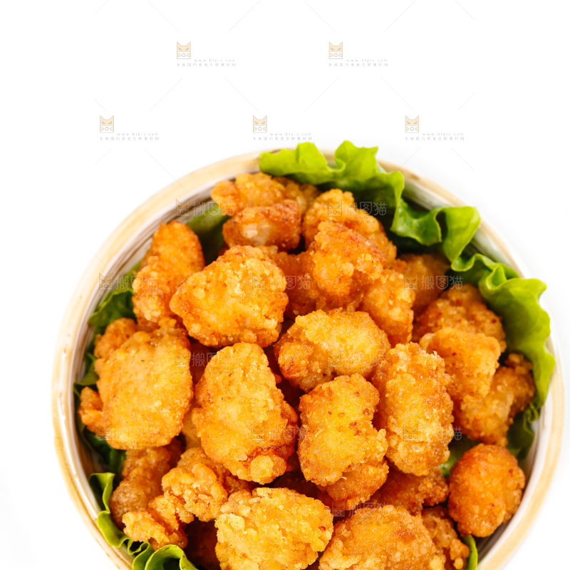 白底上放着一盘香酥鸡米花