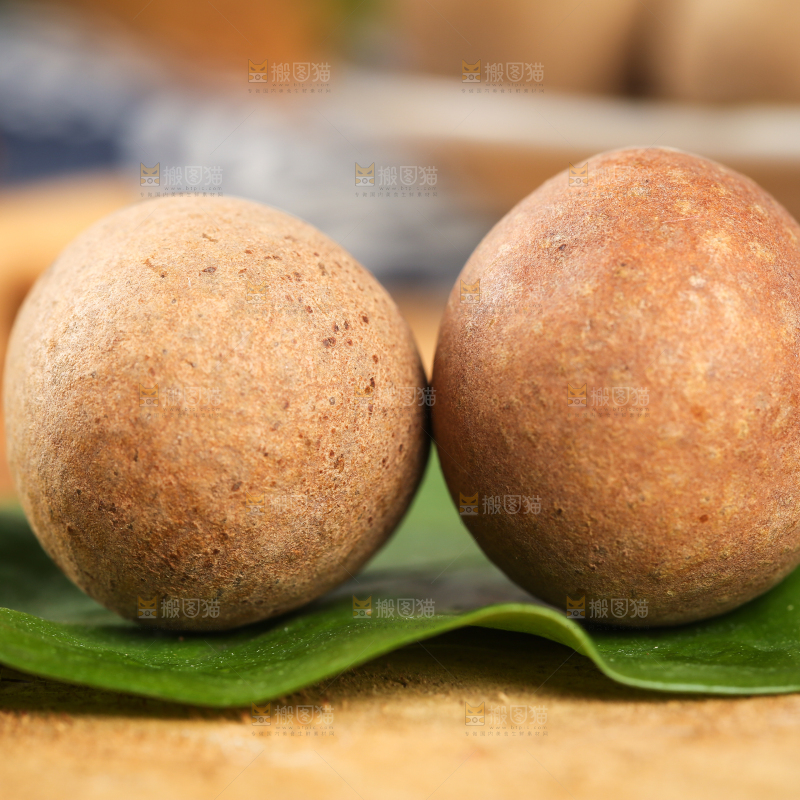 木底叶子上放着桂圆