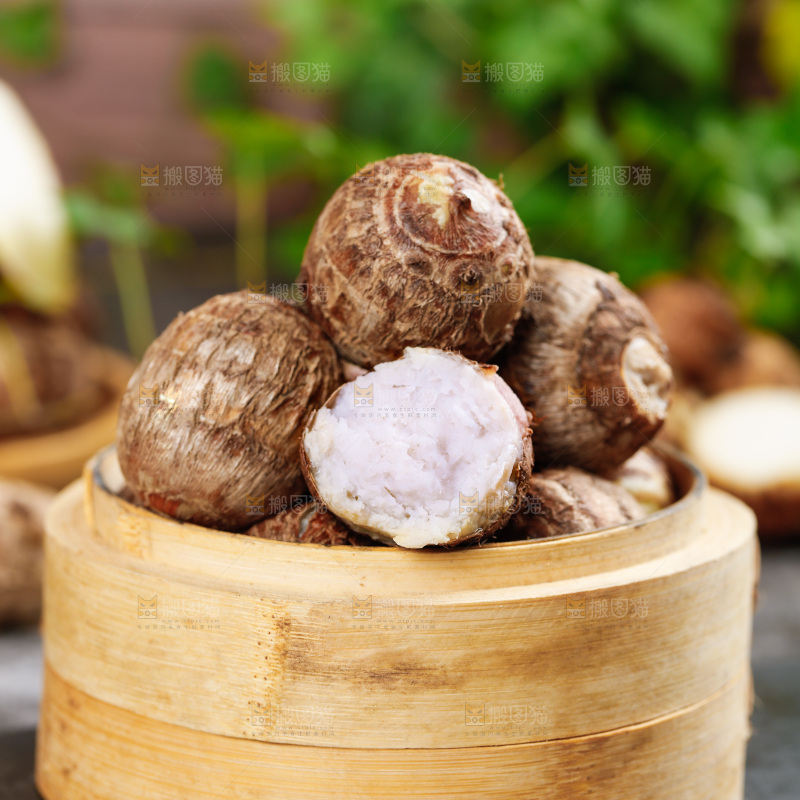 黑底上放着一笼云南牛奶小芋头