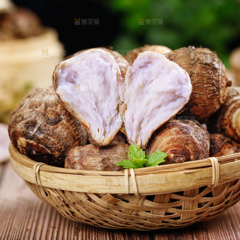 木纹底上放着一篮牛奶小芋头