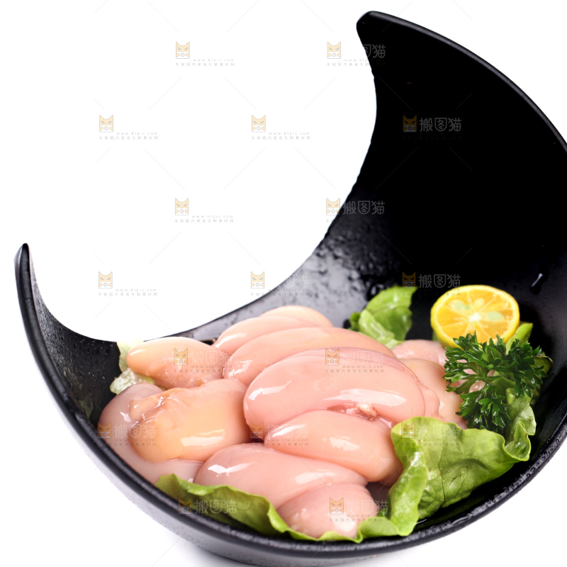 白底上放着一盘生鲜鸡腰