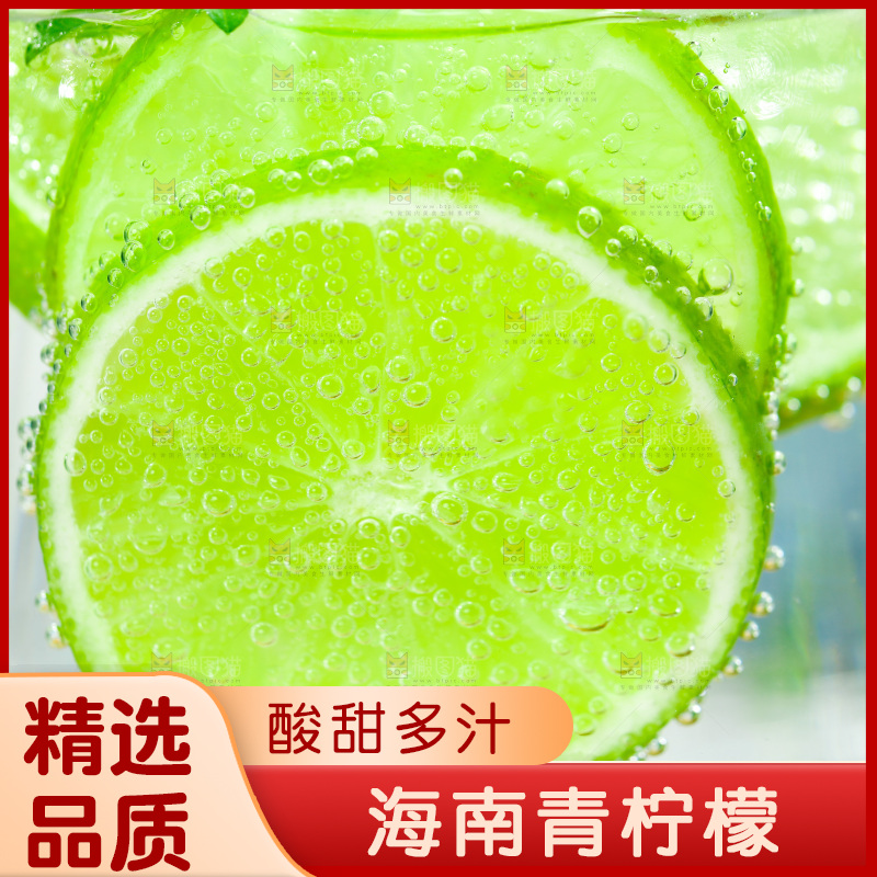 杯子里泡着青柠檬