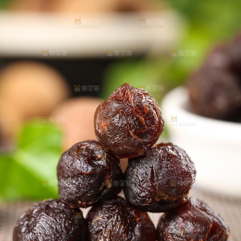 格子底上的桂圆果肉