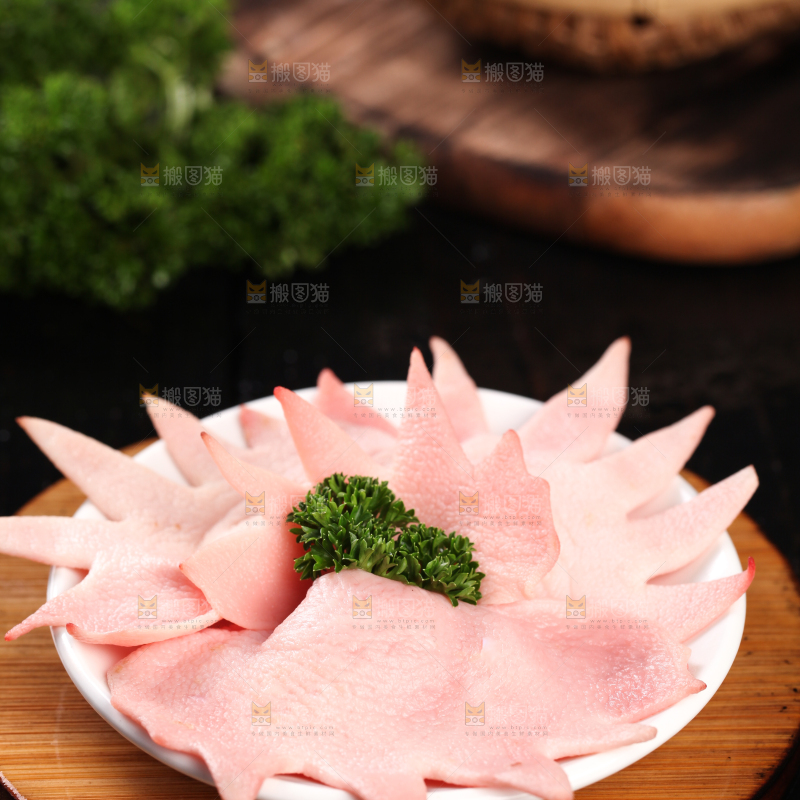 木板上放着一盘鸡冠子