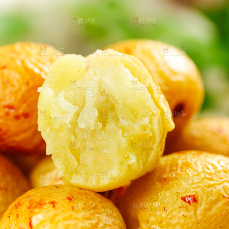 木板上放着一盘蒸枣子