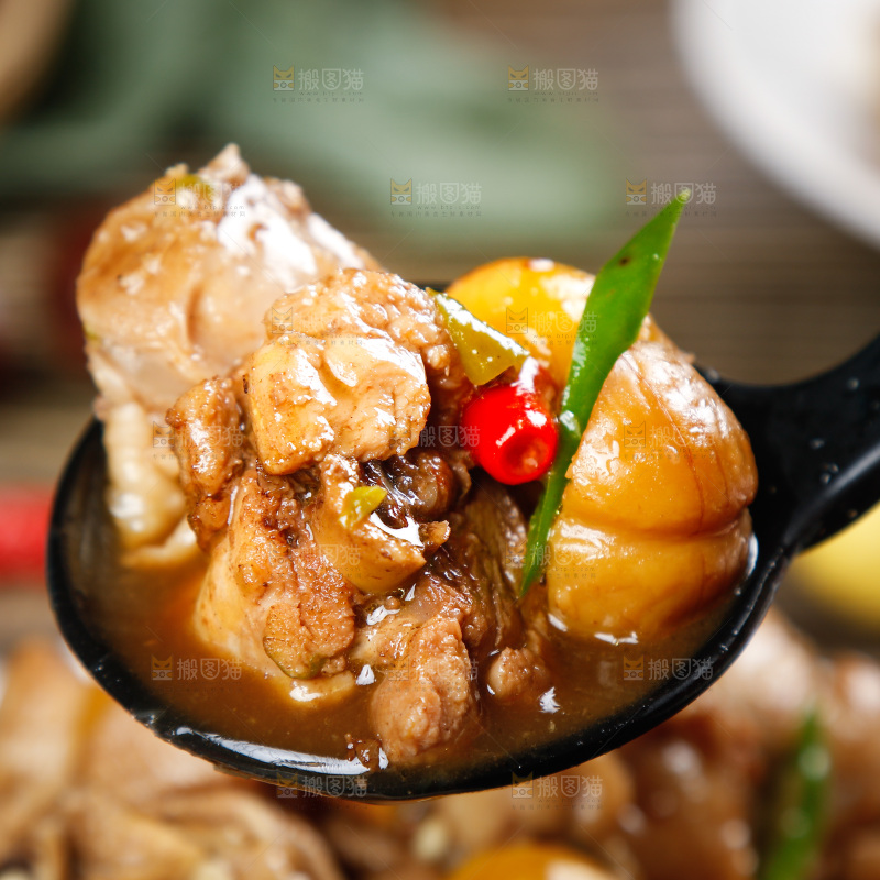 勺子上挖着板栗鸡块