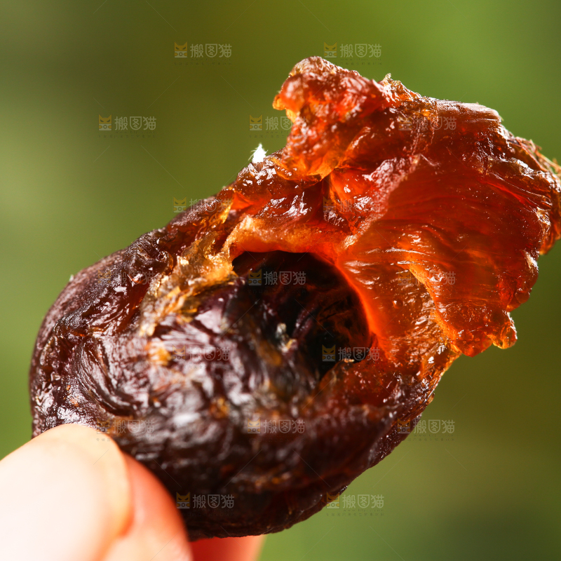手上拿着干桂圆果肉