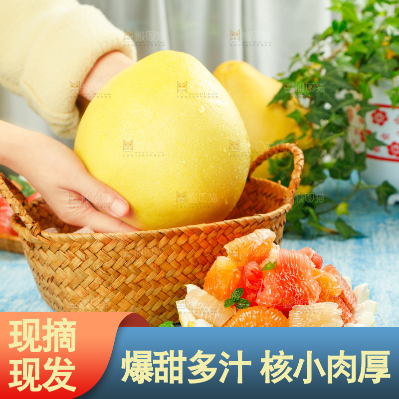 浅蓝底上一盘三色柚子