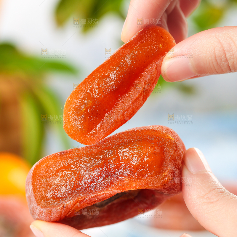 手上拿着流心柿饼