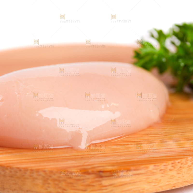 木板上放着鸡腰子