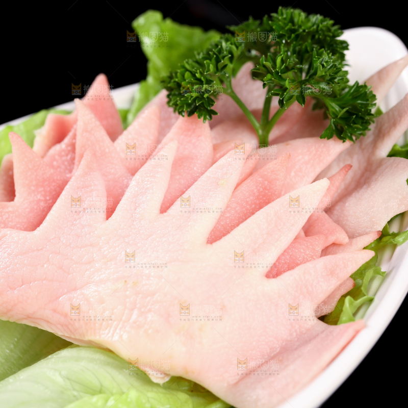 黑底上一盘新鲜鸡冠