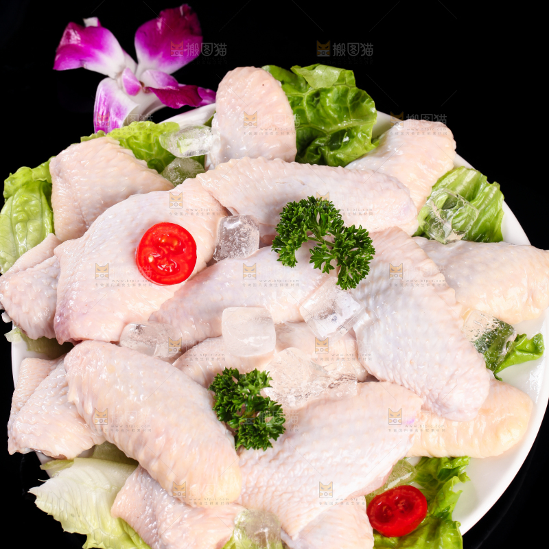 黑底上一盘冷冻的鸡中翅