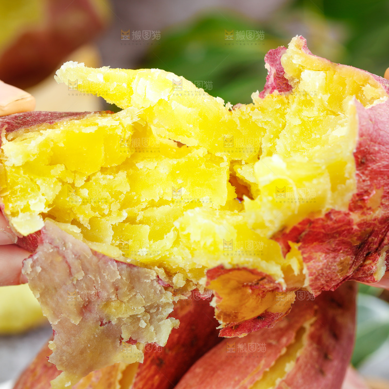 手上拿着板栗红薯