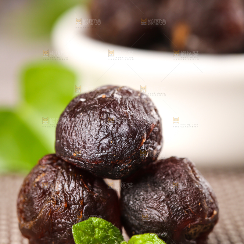 格子底上的桂圆果肉
