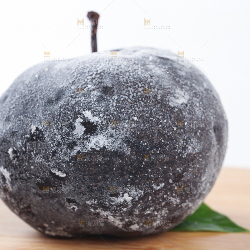 木板上放着东北冻梨