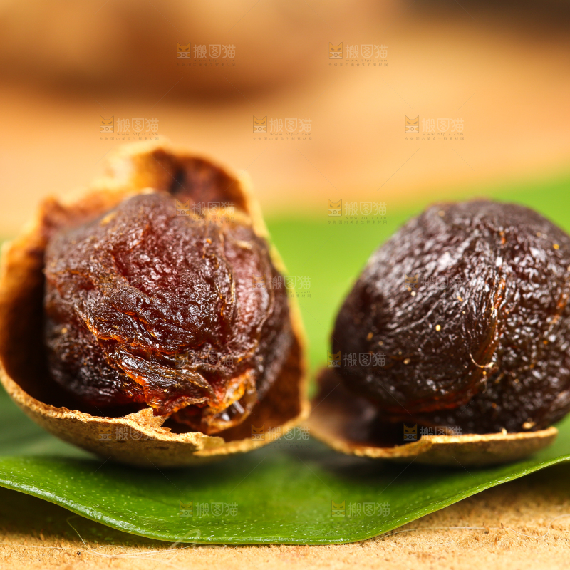 叶子上放着桂圆干果肉