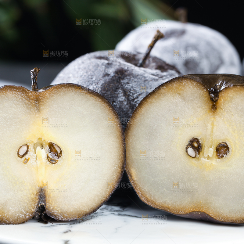 盘子里的黑冻梨和冻梨果肉