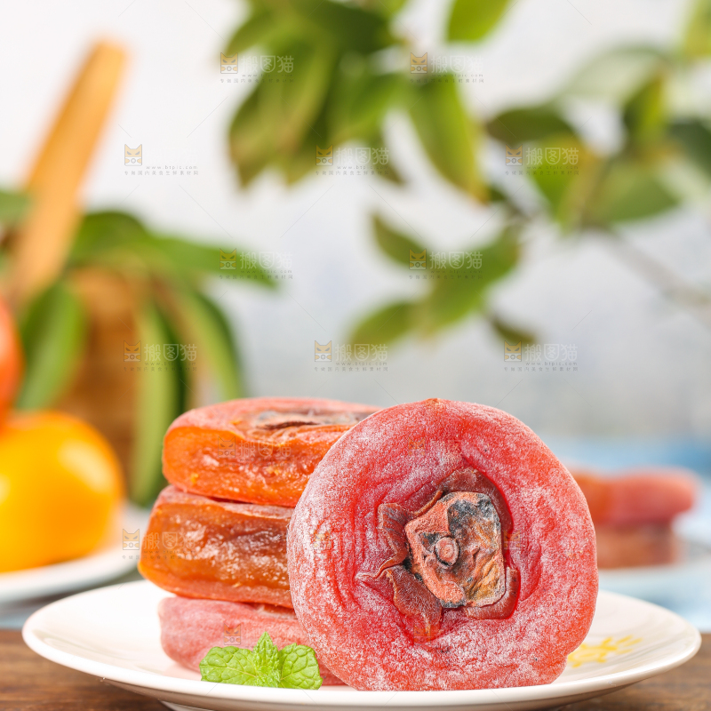 木板上放着一盘青州柿子饼