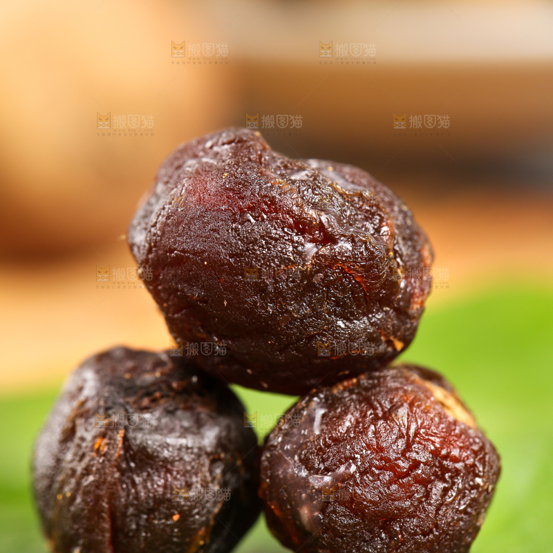 叶子上放着桂圆干果肉