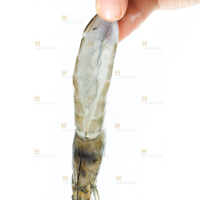 手上拿着对虾