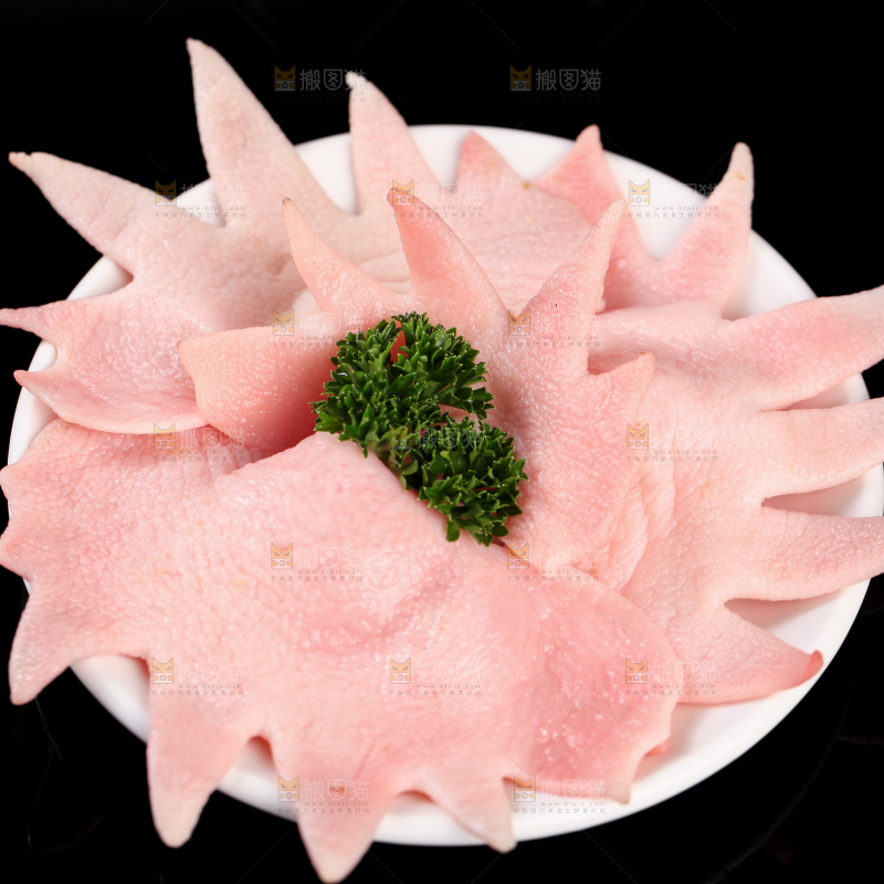 黑底上一盘新鲜鸡冠