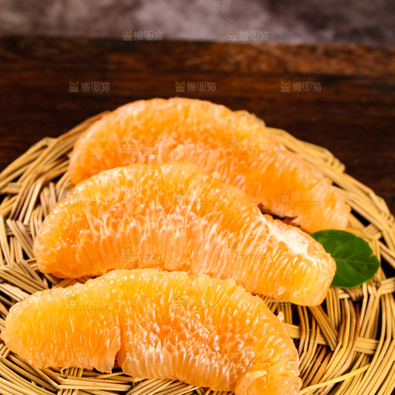 竹底上的蜜柚果肉