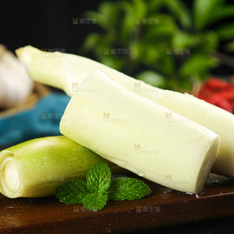 深底上放着茭笋