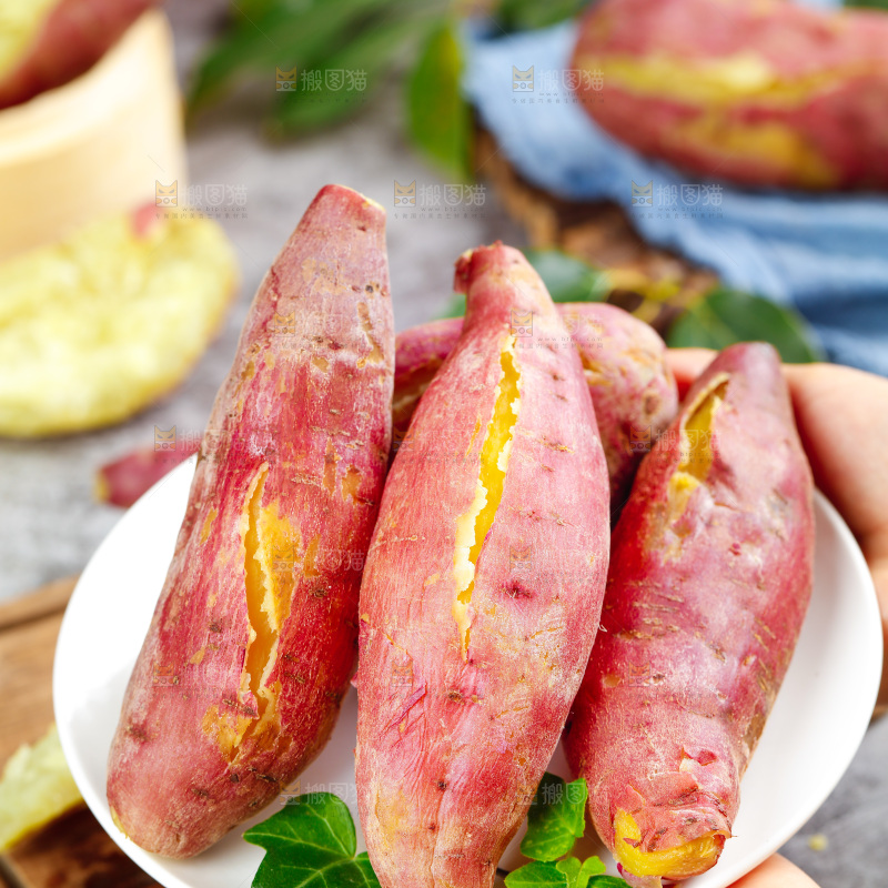 手上端着一盘板栗蜜薯