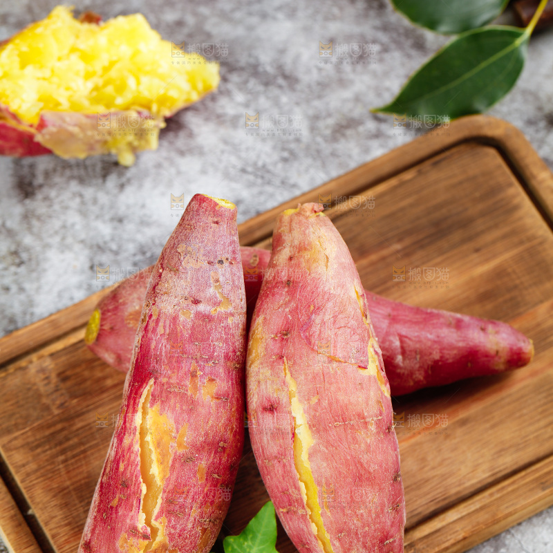 木板上放着一堆熟的板栗薯