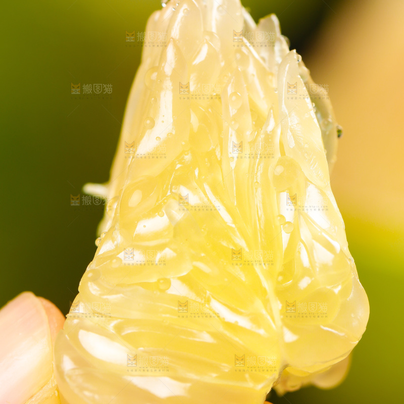 手上拿着泰国青柚