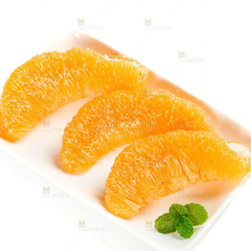 白底上放着一盘黄金蜜柚果肉