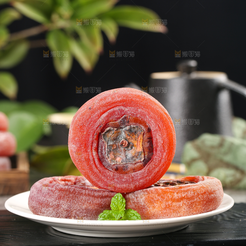 黑底上放着一盘霜降柿子饼