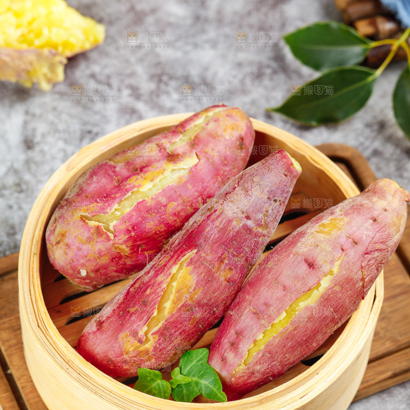 木板上一笼熟的山东板栗红薯