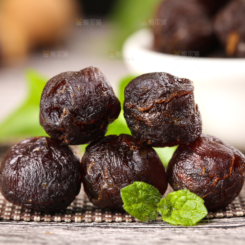 格子底上的桂圆果肉