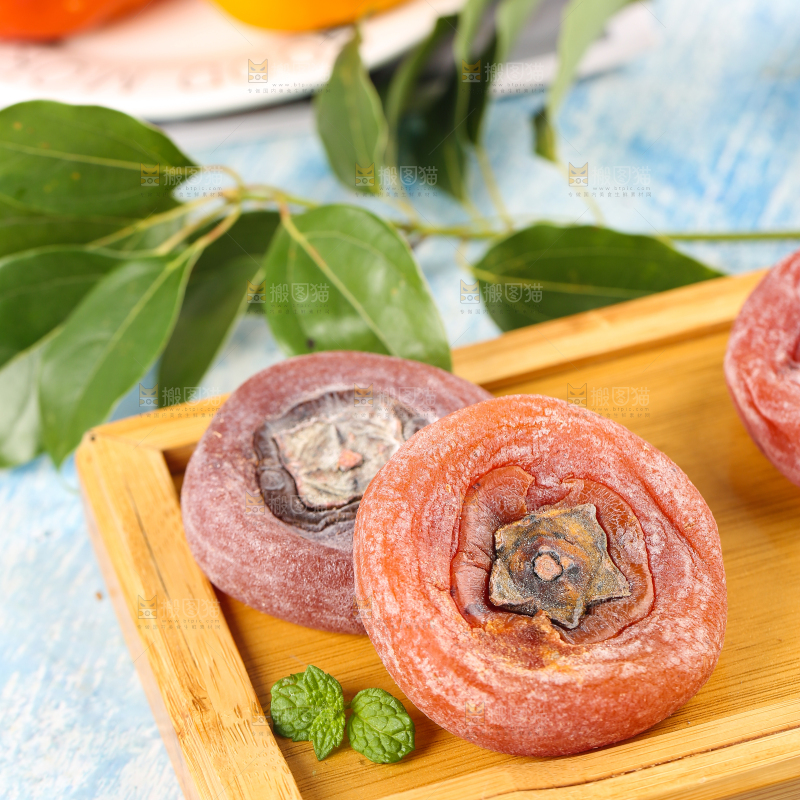 木盘里放着手工自制柿饼