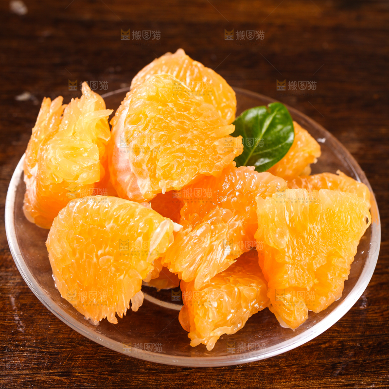 深底上放着一盘梅州黄心蜜柚