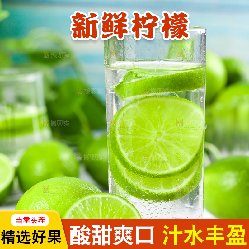 木板上放着青柠檬和一杯柠檬水