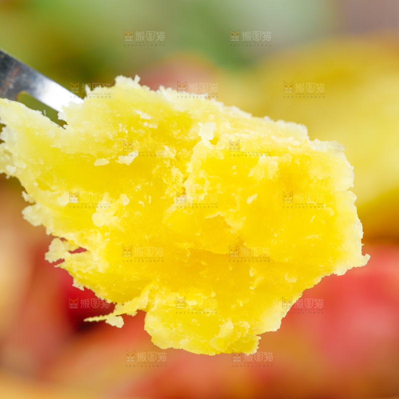 叉子上插着黄心蜜薯果肉
