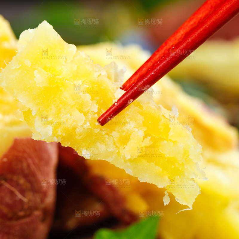 筷子上夹着山东板栗蜜薯