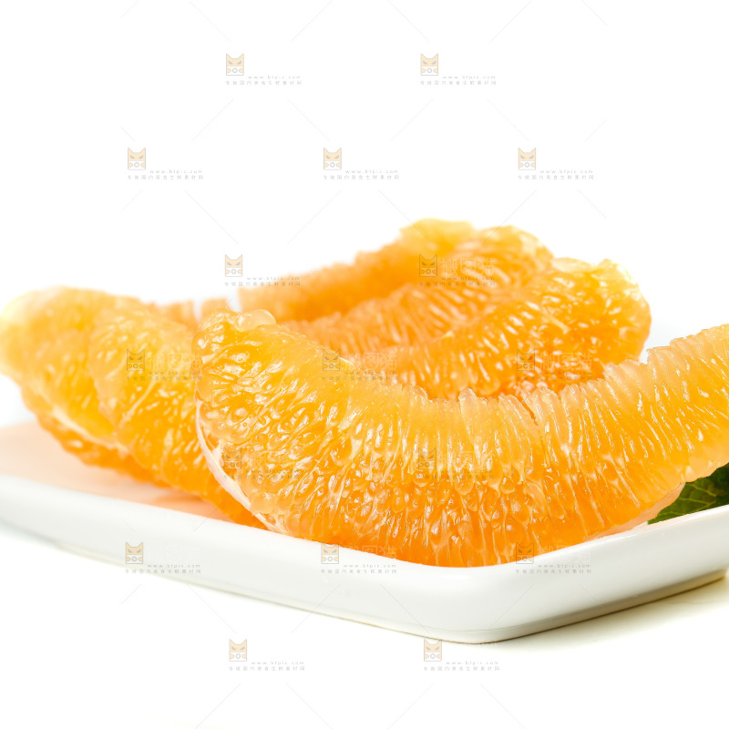 白底上放着一盘黄金蜜柚果肉