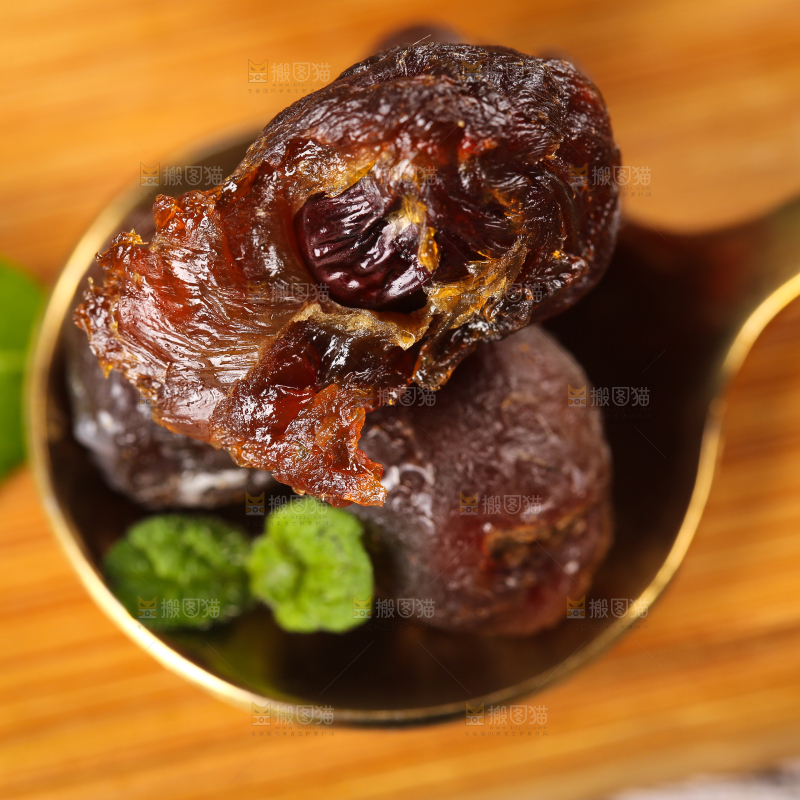 勺子里挖着干桂圆果肉