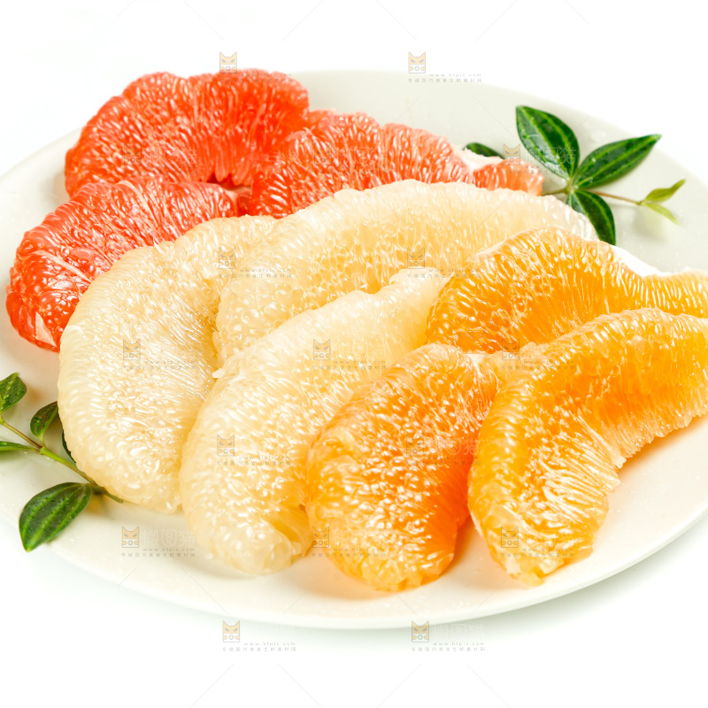 白底上一盘三种蜜柚果肉