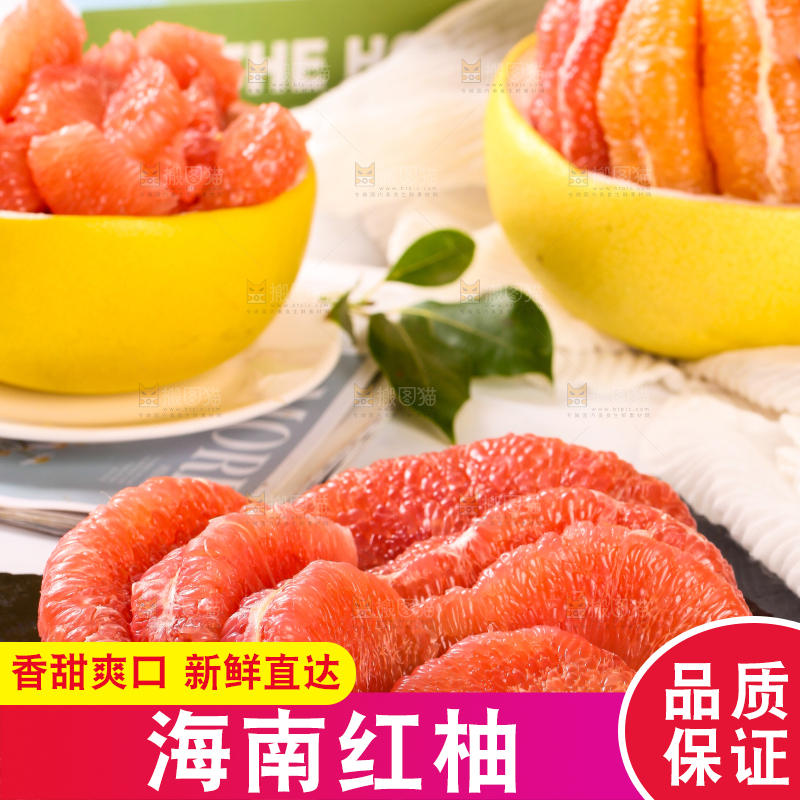 黑底上放着一堆红心蜜柚