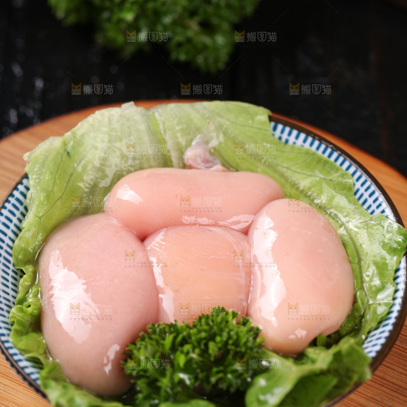 木板上放着一盘新鲜的鸡腰子